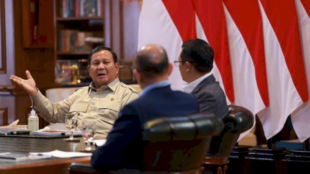 Presiden Prabowo Subianto dalam diskusi dengan sejumlah pakar dan jurnalis senior di Hambalang Bogor, Jawa Barat, pada Selasa (17/3/2026). (tangkaplayar_IG@presidenrepublikindonesia)