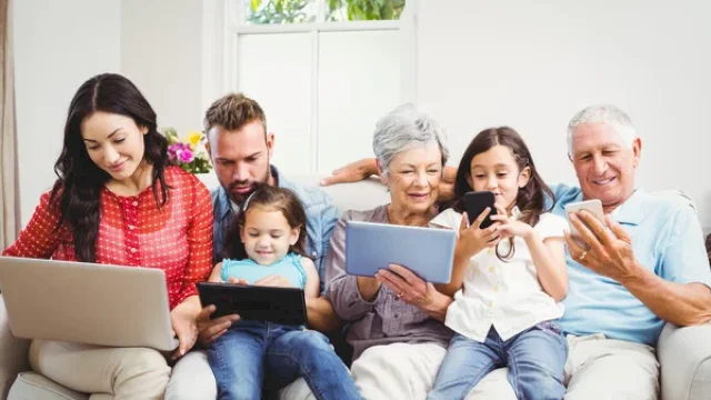 Koneksi WiFi yang stabil menjadi kebutuhan penting untuk mendukung aktivitas digital seluruh anggota keluarga di rumah ||ilustrasi_depositphotos.com