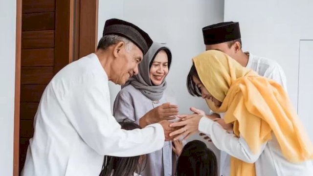 Ilustrasi suasana silaturahmi (Halal Bihalal) masyarakat Indonesia saat Idulfitri yang penuh kehangatan ||meskatshorif804@pinterest