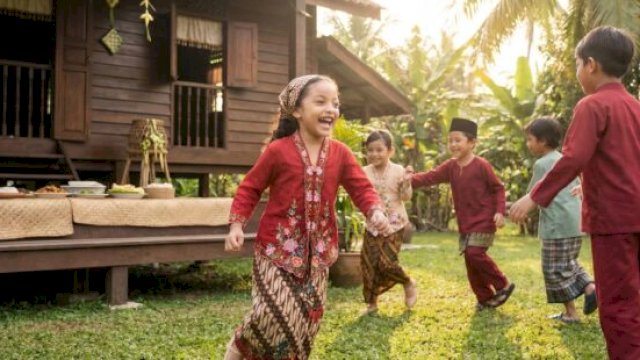 Foto Lebaran konsep outdoor di halaman rumah atau taman setelah salat Id || foto_ahmadhud@warongclickfacebook