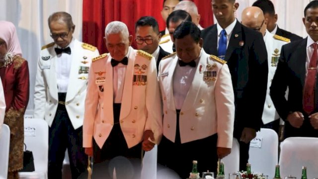 Momen presiden Prabowo Subianto bersama Wapres RI ke-6, Jenderal TNI (Purn) H. Try Sutrisno. Prabowo mengenang almarhum Try Sutrisno sebagai prajurit sejati dan pemimpin yang sederhana, tegas serta mengutamakan tanah air diatas segalanya ||tangkaplayar IG@prabowo
