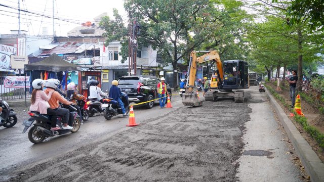 Pengerjaan jalan di Aropala Makassar. (ASW/SS)
