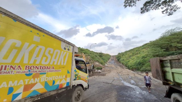 Mobil truk sampah melintas di TPA Tamangapa, Kecamatan Manggala. (Dok: Aswin/HN)