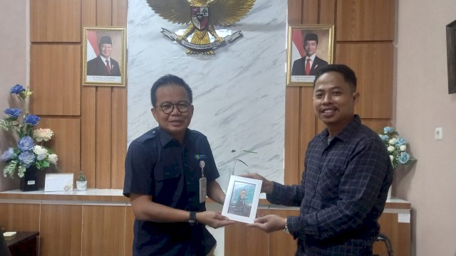 Direktur Utama (Dirut) RSUP Dr. Tadjuddin Chalid Makassar saat ini adalah Dr. dr. Aswan Usman, M.Kes menerima kunjungan perwakilan Direktur Harian.news oleh Muh Asrul sebagai koordinator periklanan, Rabu (8/4/2026). Dok Harian.News 