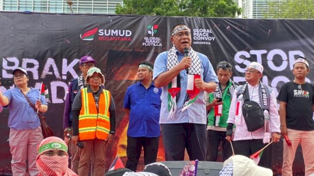 Ketua Umum KSPSI Mohammad Jumhur Hidayat saat berorasi di panggung Global Peace Convoy Indonesia. Pada Senin, 27 April 2026, Presiden Prabowo Subianto melantik Jumhur sebagai Menteri Lingkungan Hidup dalam Reshufle Kabinet ( doc:X@RoedyHaBiDa)