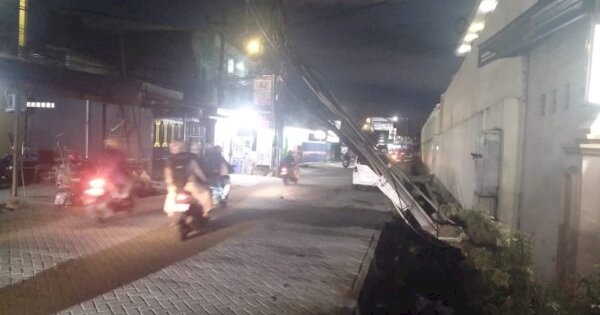 Bahaya! Tiang Telkom dan Listrik Nyaris Ambruk di Jalan Andi Tonro Gowa