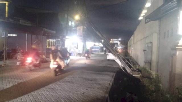 Tiang Telkom & listrik nyaris ambruk di Jl Andi Tonro Gowa, samping PN Sungguminasa ||handover_yoz@harian.news 