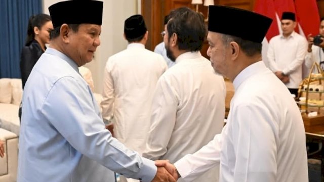 Presiden Prabowo menyalami Tamsil Linrung. (Dok. Ist)
