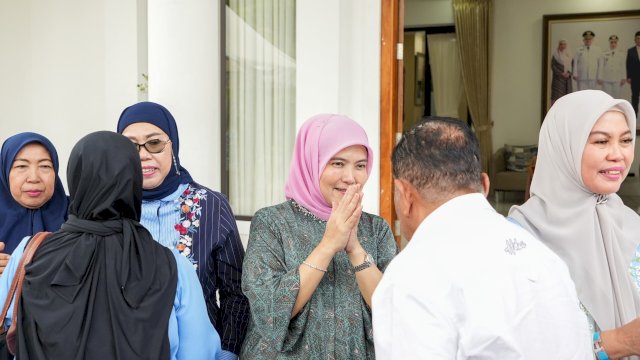 Wawali Makassar, Aliyah Mustika Ilham (mukena pink) menggelar halalbihalal Jumat (3/4). 