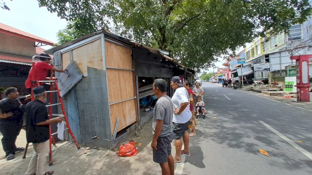 PKL di Makassar ditertibkan. (Dok. Hms)