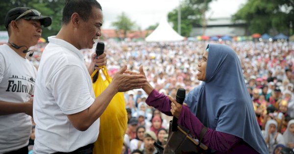 Pedagang Kerupuk dengan 7 Anak Terima Bantuan Rp20 Juta dari Mentan
