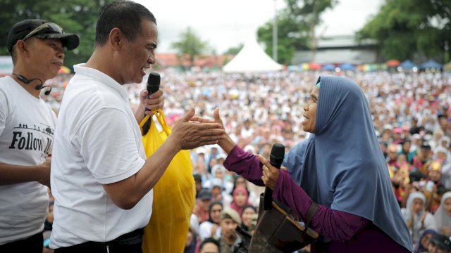 Mentan Amran Sulaiman, memberikan bantuan ke pedagang di Bone, Minggu (5/4). (Dok. Ist)