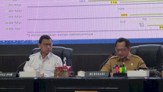 Kepala BPOM RI (kiri) dan Mendagri dalam rakor pengendalian inflasi daerah 2026, Senin (6/4). 