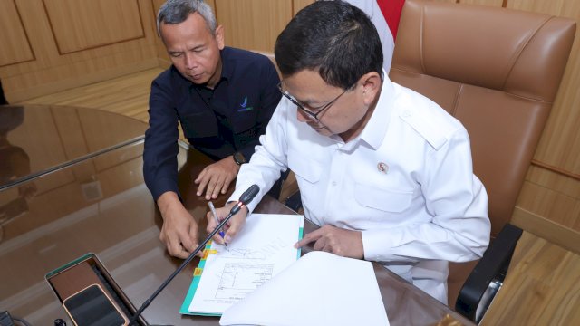 Kepala BPOM RI, Prof Taruna Ikrar melakukan tandatangan. (Dok.bpomri)