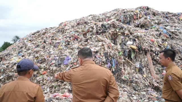 Wali Kota Makassar meninjau TPA Tamangapa memastikan kesiapan proyek PSEL, Selasa (7/4). (Dok. ASW)