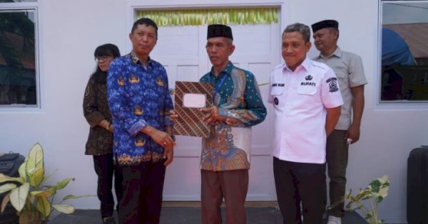 Bupati Paris Yasir Resmikan Reading Corner SDN 20 Bangkala