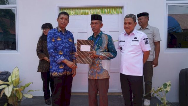 Bupati Jeneponto saat serah terima Reading Corner atau perpustakaan di UPT SDN 20 Bangkala (ho/doc_humaskab)