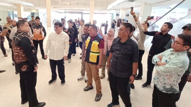 Wali Kota Makassar dan jajaran meninjau New Makassar Mall. (Dok. HMS)