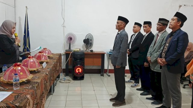 Proses pelantikan Ketua STIA Abdul Haris Makassar dan jajarannya, Sabtu (11/4). (Dok. HSN)