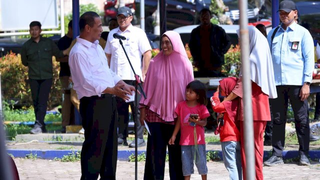 Menteri Pertanian Amran Sulaiman memberikan bantuan, Selasa (14/4). (Dok. Kementan)