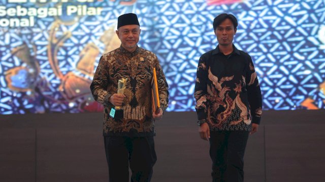 Wakil Ketua DPD RI, Tamsil Linrung, meraih penghargaan dalam ajang KWP Awards 2026 yang digelar Koordinator Wartawan Parlemen, Kamis (16/4). (Dok. ASW)
