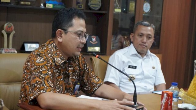 Kepala BBWS Pompengan Jeneberang, Dr. Heriantono Waluyadi, memaparkan kondisi teknis infrastruktur jaringan irigasi D.I Kelara Kareloe di hadapan peserta rapat (Foto: Humas Pemkab Jeneponto)