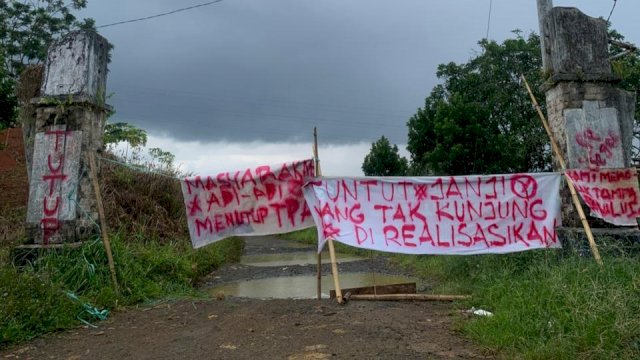 Pemuda menutup akses TPA di Mamuju, Minggu (19/4). (Dok. HSN)