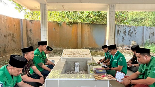 Ketua PW GP Ansor Sulsel, Muhammad Ridwan Yusuf, bersama jajaran pengurus dan kader Ansor-Banser ziarah makam, Minggu (19/4). (Dok. HSN)