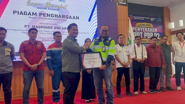 Penghargaan diserahkan oleh Wakil Bupati Luwu, Muh Dhevy Bijak Pawindu, dalam kegiatan High Level Meeting Tim Percepatan dan Perluasan Digitalisasi Daerah (TP2DD) Kabupaten Luwu. Dok Humas