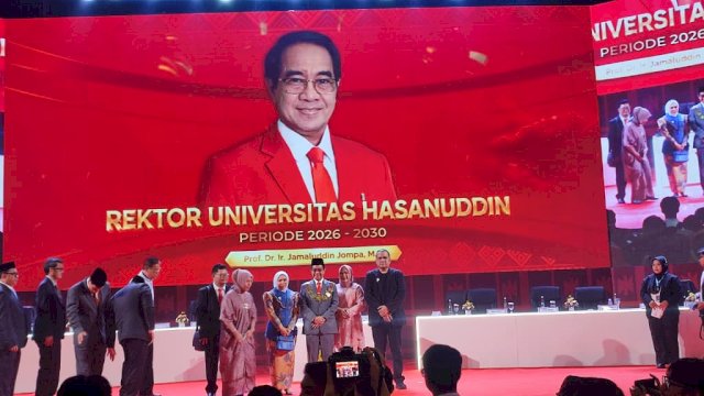 Foto bersama Rektor Unhas setelah pelantikan, Senin (27/4). (Dok. HSN)