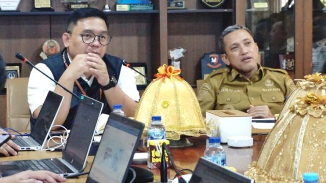 Bupati Jeneponto Paris Yasir bersama Kasatgas 4.2 Deputi Koordinasi dan Supervisi KPK RI Tribudi Rochmanto saat Rakor dan Pendalaman Risiko Korupsi di Ruang Rapat Bupati, Senin (27/4/2026). (doc_humaskominfojeneponto) 