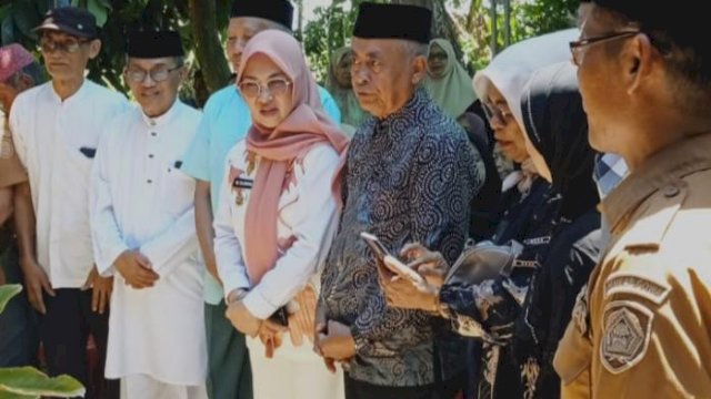 Bupati Gowa ketika melayat di rumah duka (doc_yoz@harian.news)