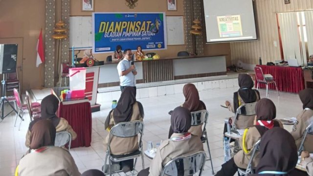 Plt. Sekretaris Dispora Jeneponto, Chaerul Fajri Faad, saat memaparkan materi "Peran Pemuda Menuju Jeneponto Bahagia" di Aula Disdik, Jumat, 17/4/26 . ( Foto:Humas Disdik)