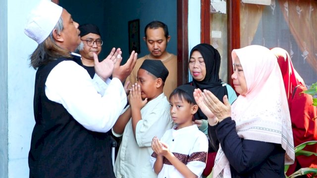 Salah satu pelanggan Adira Finance Feri Jaenudin, seorang marbot masjid di Jakarta yang diberi kesempatan untuk berangkat umrah. (Dok. Adira)