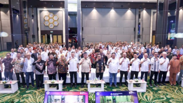 Menaker Yassierli berfoto bersama peserta Seminar Strengthening Indonesia&rsquo;s Social Security: The Politics of Protection and The Role of Social Dialogue in Building the Welfare State di Jakarta, Kamis (23/4/2026). (doc_birohumaskemnaker)