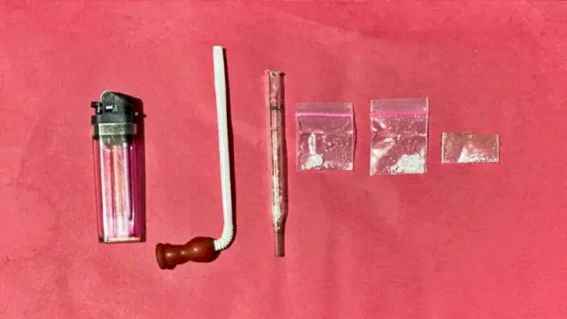 Barang bukti tiga paket sabu siap edar dan pipet berisi kristal sabu yang disita Tim Kolomonggo dari tersangka inisial S di Loa Kulu, Rabu ,15/4/2026 (HO-polsekloakulu)