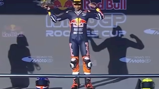 Muhammad Kiandra Ramadhipa, sukses mengukir sejarah dengan meraih kemenangan perdananya di ajang Red Bull MotoGP Rookies Cup 2026. (Dok. Ig mk.ramadhipa 212)