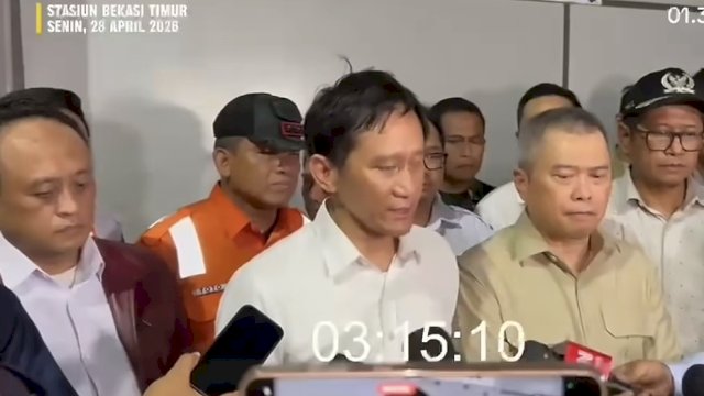 Direktur Utama PT Kereta Api Indonesia (KAI) Bobby Rasyidin memberikan keterangan terkait insiden kecelakaan kereta di Stasiun Bekasi Timur, Selasa (28/4) dini hari. (Dok Kai)