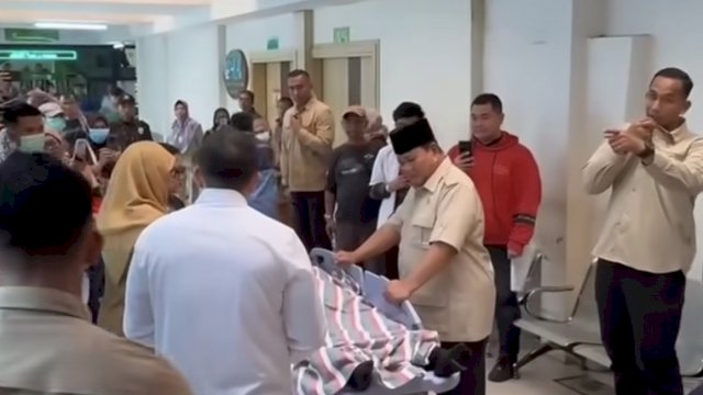 Presiden Prabowo jenguk korban tabrakan maut kereta api, Selasa (28/4). (Dok. Setkab)