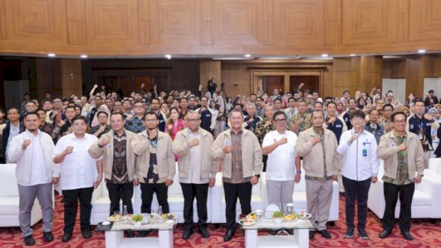 Wamenaker Afriansyah Noor berfoto bersama usai membuka Rapat Kerja Nasional Pekerja Sucofindo, Rabu 22/4/2026 (doc_birohumaskemnaker) 