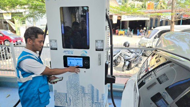 Petugas PLN tengah melakukan isi daya mobil listrik di SPKLU PLN UP3 Bulukumba. (Foto: PLN)