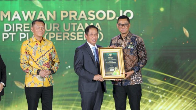 Penyerahan penghargaan Green Leadership PROPER oleh Menteri Lingkungan Hidup/Kepala Badan Pengendalian Lingkungan Hidup, Hanif Faisol Nurofiq (tengah) kepada Direktur Utama PLN, Darmawan Prasodjo (kanan), disaksikan oleh Ketua Komisi XII DPR RI, Bambang Patijaya (kiri) pada ajang Anugerah Lingkungan PROPER 2025 di Jakarta, Selasa (7/4). (Dok. PLN)