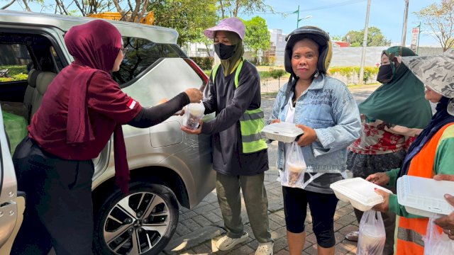 Karyawan GMTD saat membagikan makanan buatan UMKM sekitar Tanjung Bunga Makassar. (Dok. Gita/HN)
