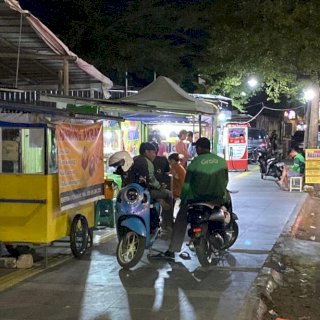 Trotoar Makassar Belum Inklusif, Dikuasai PKL dan Parkir Liar