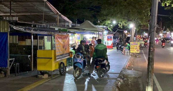 Trotoar Makassar Belum Inklusif, Dikuasai PKL dan Parkir Liar
