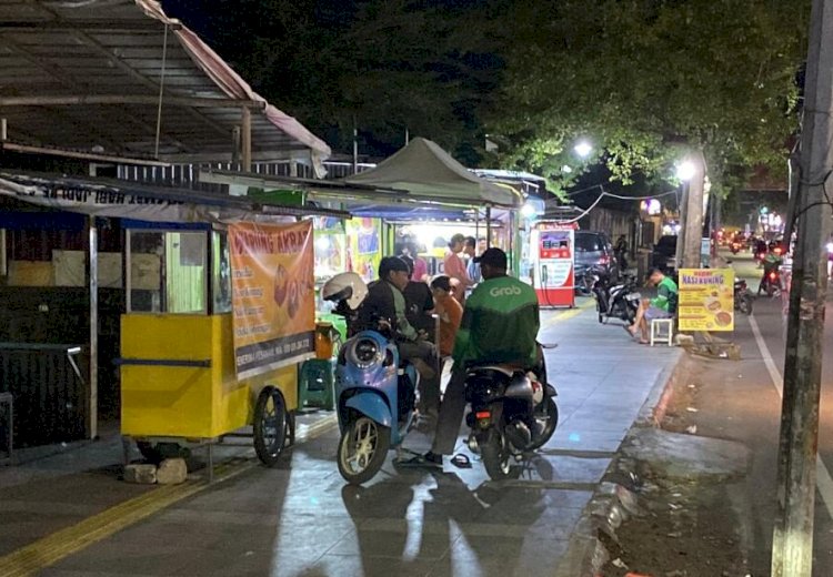 Trotoar Makassar Belum Inklusif, Dikuasai PKL dan Parkir Liar