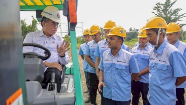Menaker Yassierli saat meninjau pelaksanaan Pelatihan Vokasi Nasional 2026 Batch I di BBPVP Medan, Selasa (21/4/2026).(foto_birohumaskemnaker)