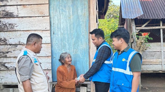 YBM PLN UID Sulselrabar menyalurkan bantuan kepada anak yatim dan dhuafa. (Dok. PLN)