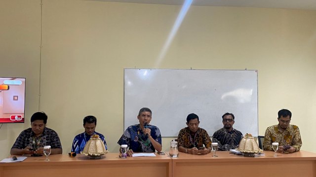 Direktur Sekolah Islam Athirah, Syamril Saat konferensi pers. (Dok. Gita/HN)