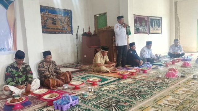 Kepala KUA Kecamatan Bulukumpa, Akmal, memberikan sambutan dan pembinaan dalam pengukuhan Majelis Taklim Al Muawanah di Masjid Baburrahman, Senin (27/4/2026). (HO_doc:kuabulukumpa)